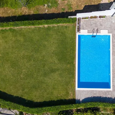 With Private Pool Near Split 公寓