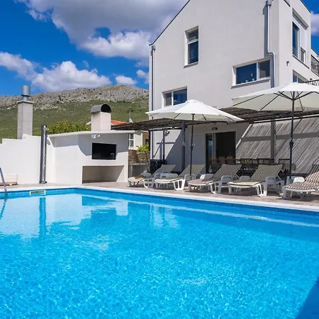 Appartamento With Private Pool Near Split Podstrana